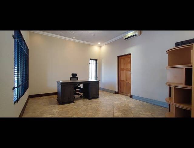 318M² BUILDING FOR SALE IN ROOIHUISKRAAL